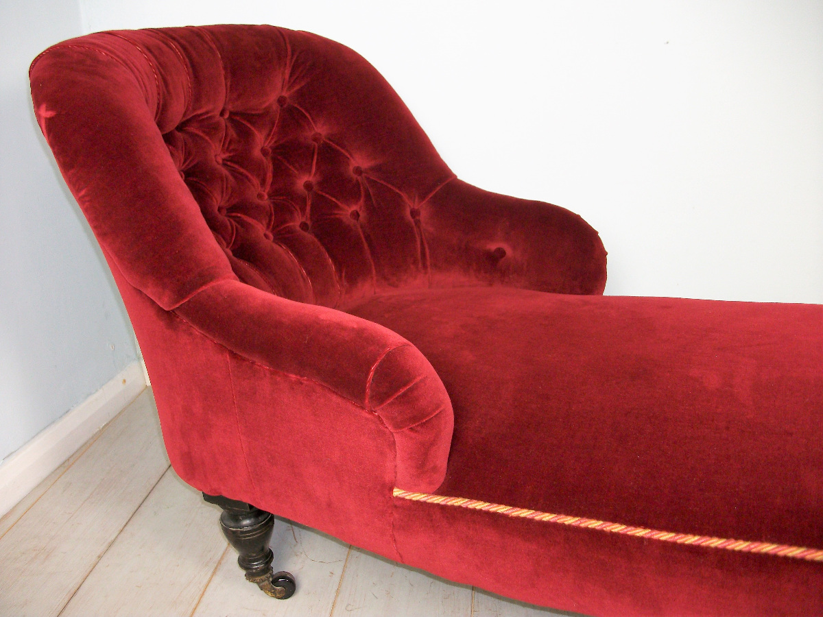 deep red velvet chaise longue